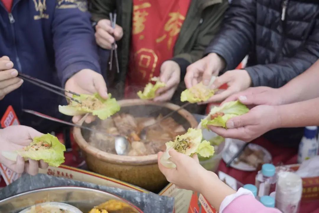 吃过生菜包，和气又生财。