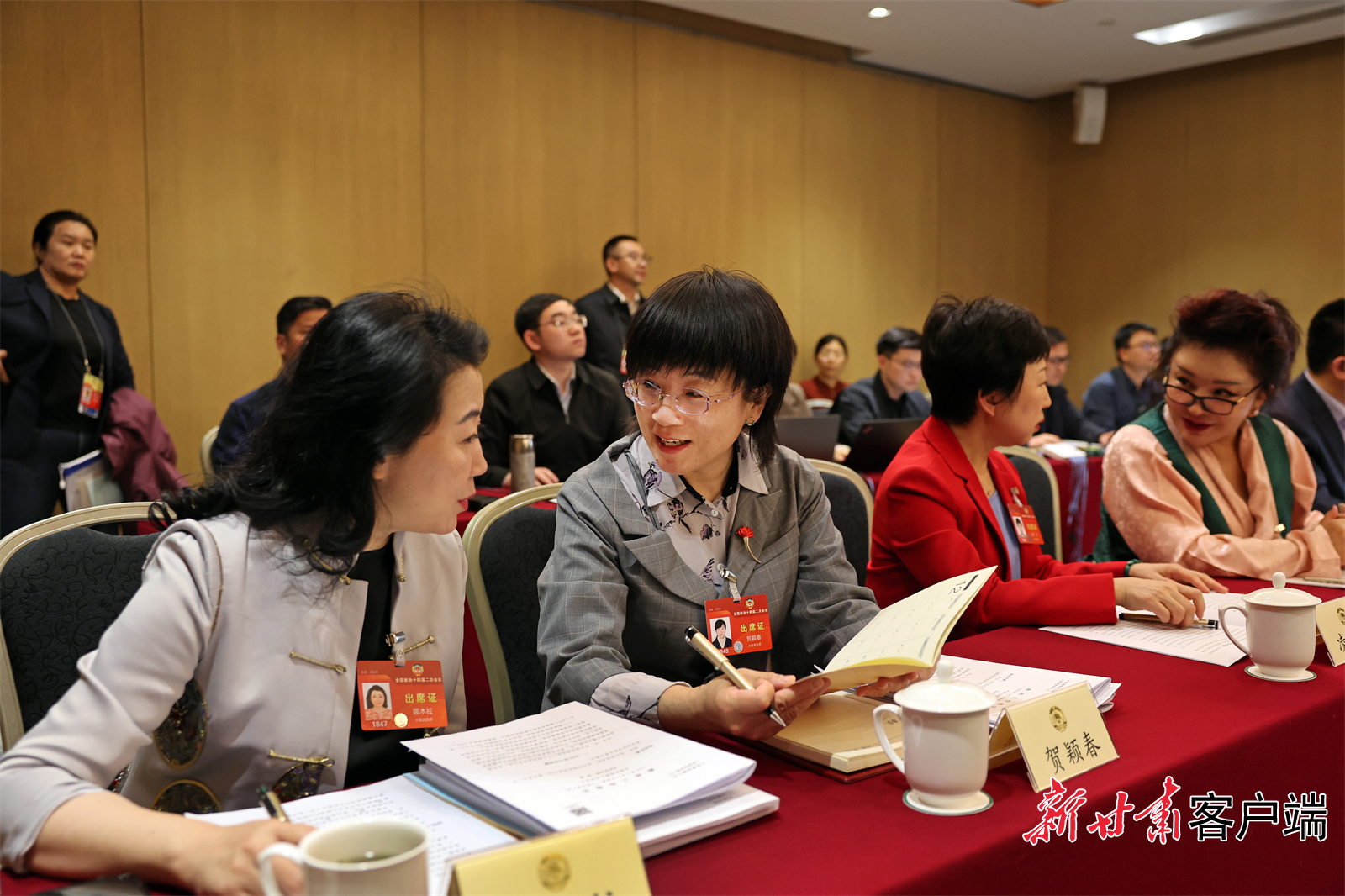 住甘全国政协委员贺颖春（左二）参加小组会议