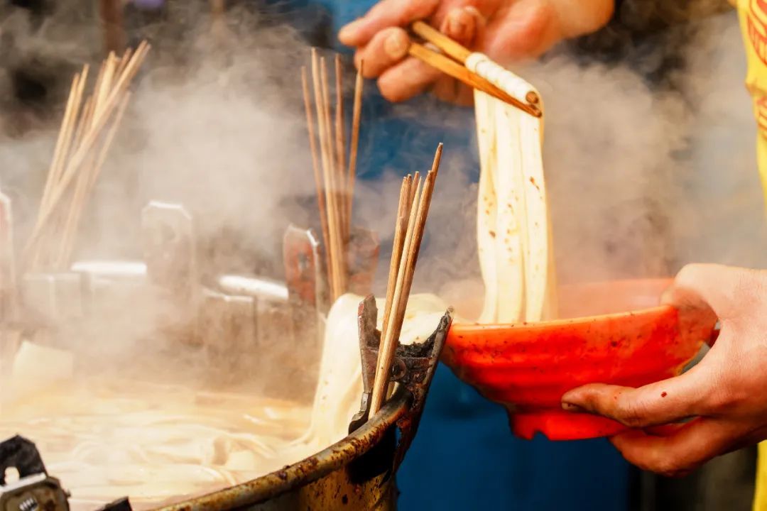 △把煮好的定西宽粉捞出　摄影/杨文杰