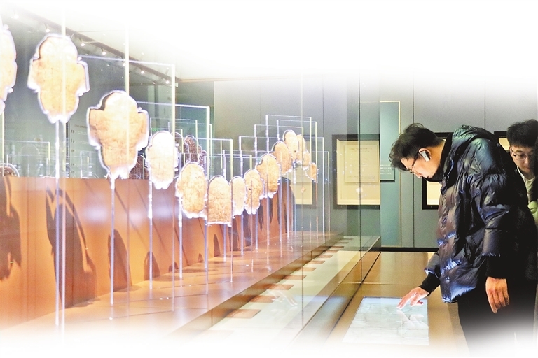 游客在殷墟博物馆新馆参观。河南日报资料图片