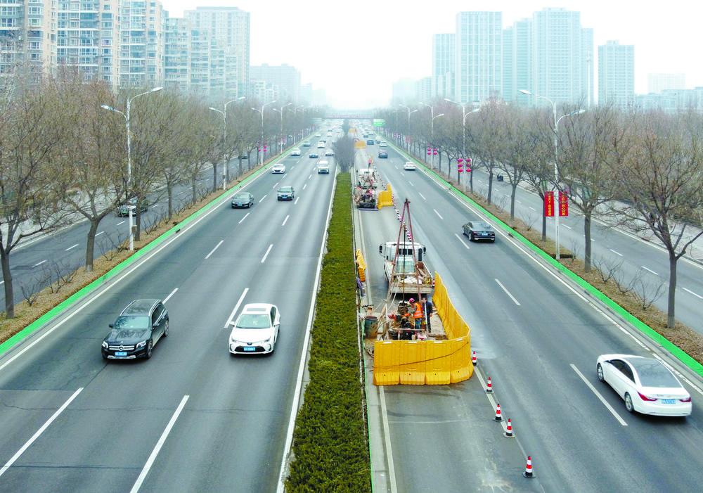 施工人员在东二环进行地质勘探。