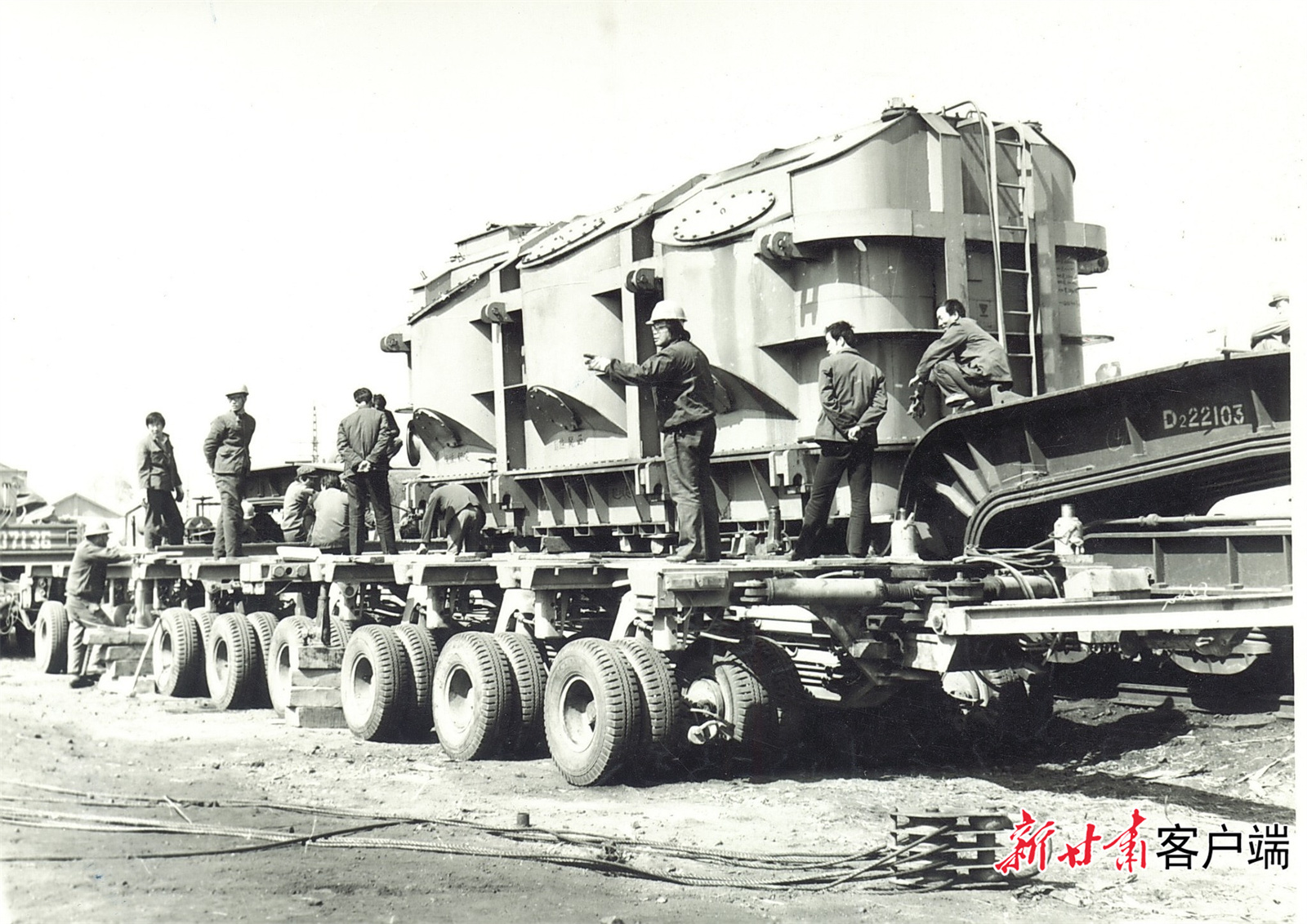 秦安变建设初期运送变压器的场景