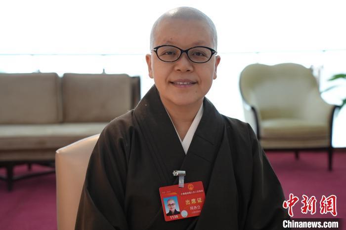 全国两会期间，全国人大代表，中国佛教协会副秘书长，江西省佛教协会会长，江西省宜黄县曹山宝积寺住持、曹洞佛学院院长释养立接受中新社记者专访。记者 吴鹏泉 摄