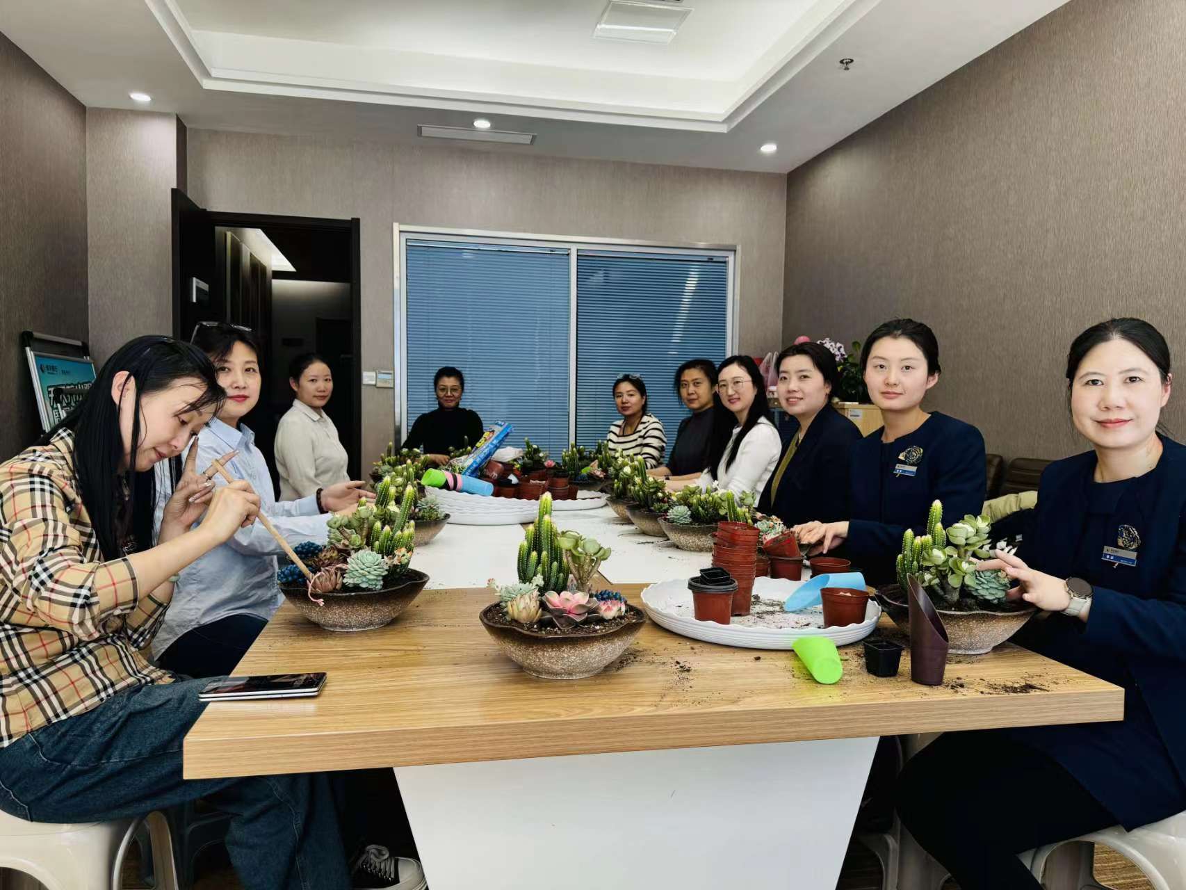 种下美好 “植”得希望  ——恒丰银行咸阳分行开展国际劳动妇女节DIY多肉种植活动