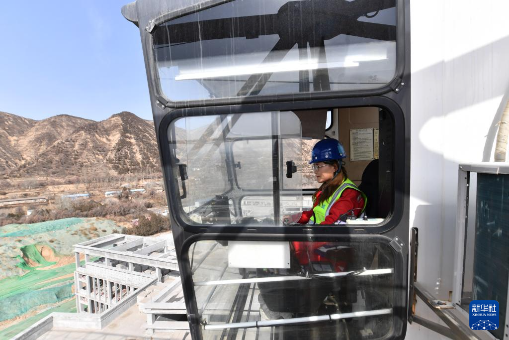 3月6日，在中建三局兰州大学榆中校区项目建设工地，王甜甜在塔吊驾驶室内作业。