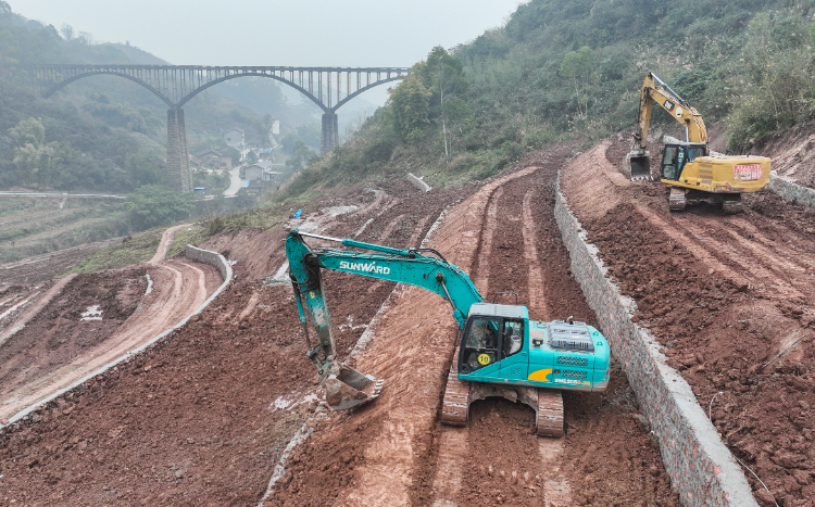 2月1日，北碚区柳荫镇柳荫村，高标准农田项目建设现场一派繁忙，大型机械正在翻挖整理作业。目前，该区已累计建设高标准农田17.71万亩。龙帆 摄