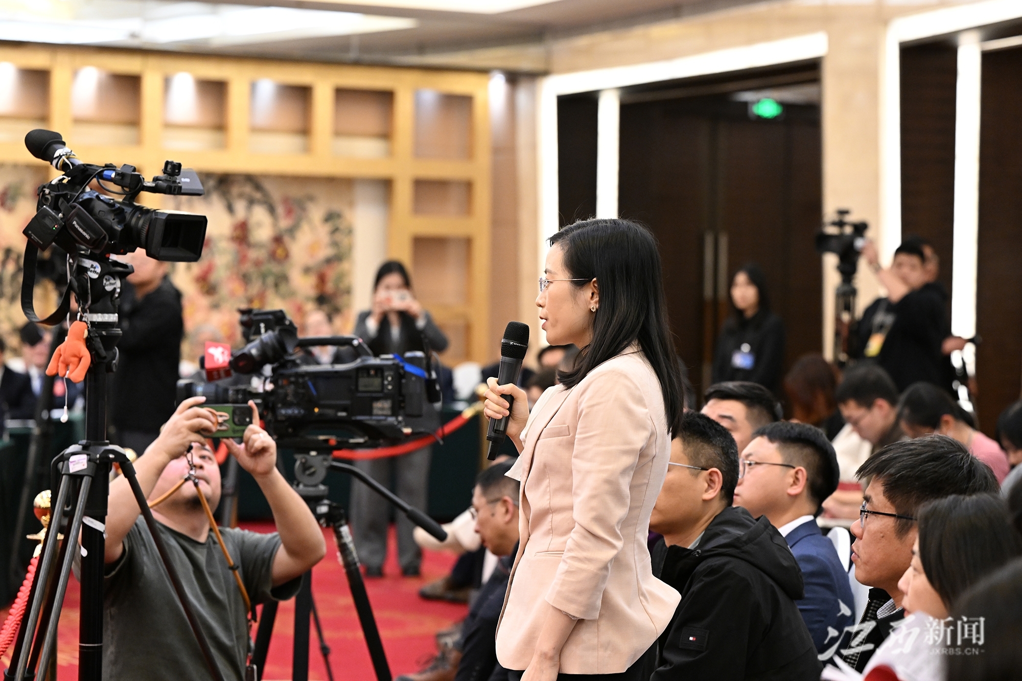 记者踊跃向代表们提问.