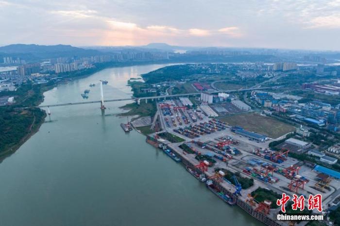 资料图：四川泸州港码头。 记者 刘忠俊 摄