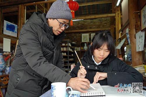 非遗传承人孙立新指导学生绘画。中国江西新闻网全媒体记者邬强摄