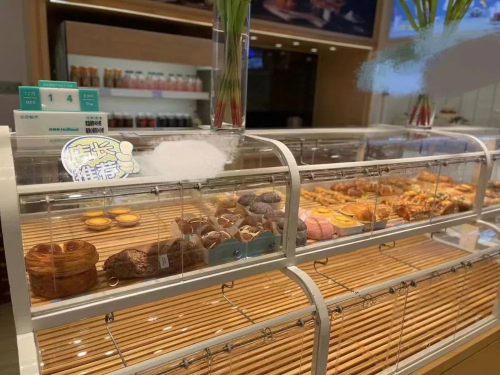 某品牌烘焙连锁店当天没卖完的食品会被扔掉（图丨新华社）