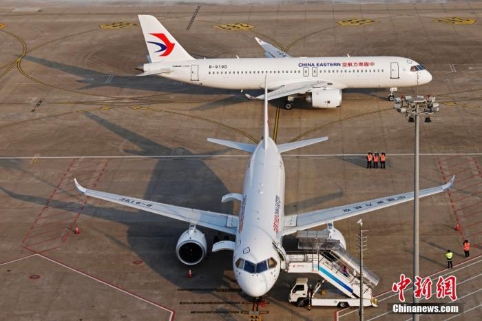 资料图：919客机(B-919D)在上海虹桥国际机场准备滑行。