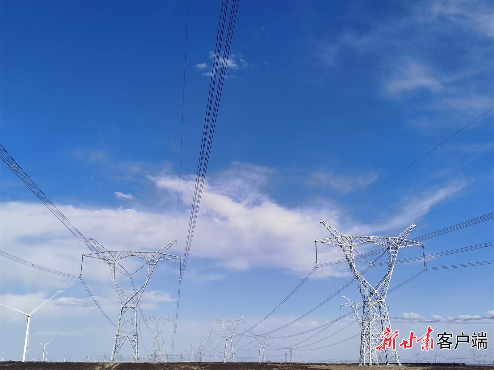 穿越甘肃瓜州桥湾的大电网　新甘肃&middot;甘肃日报记者　王占东　摄