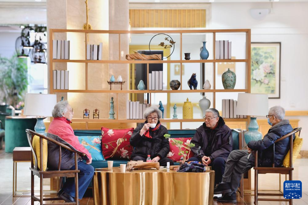 2月28日，老年人在香河县大爱书院养老中心活动室休息。目前，该中心有600余名老人入住，其中约90%的老人来自北京。