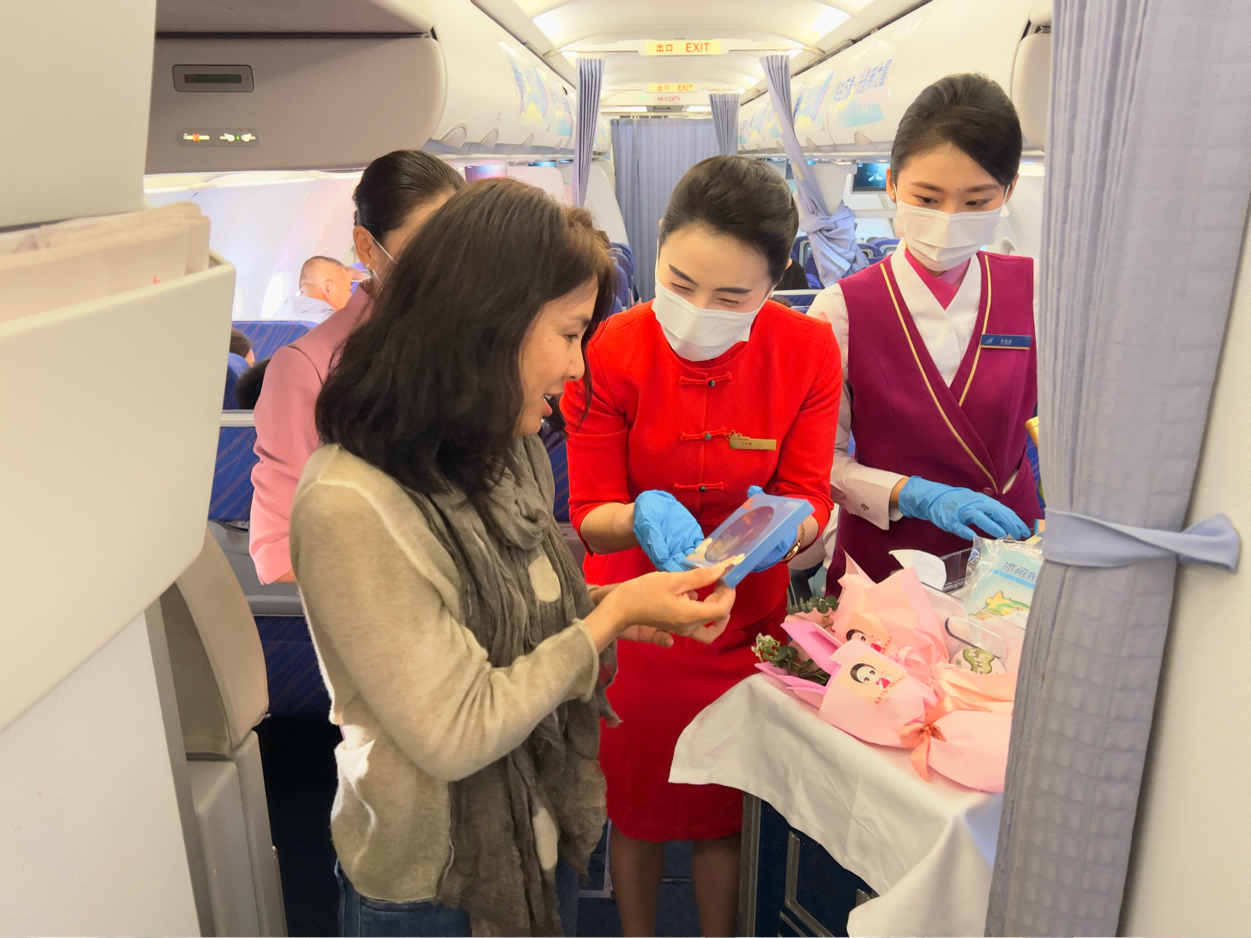 万米高空祝芳华——南航海南分公司举办“木棉巾帼”主题航班活动