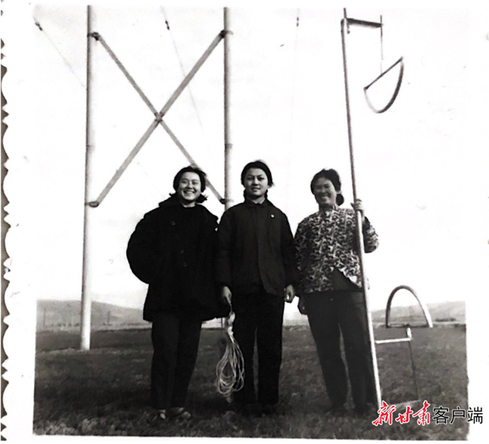 登杆作业前留影　（左起：龚运文、赵玲霞、林春燕）