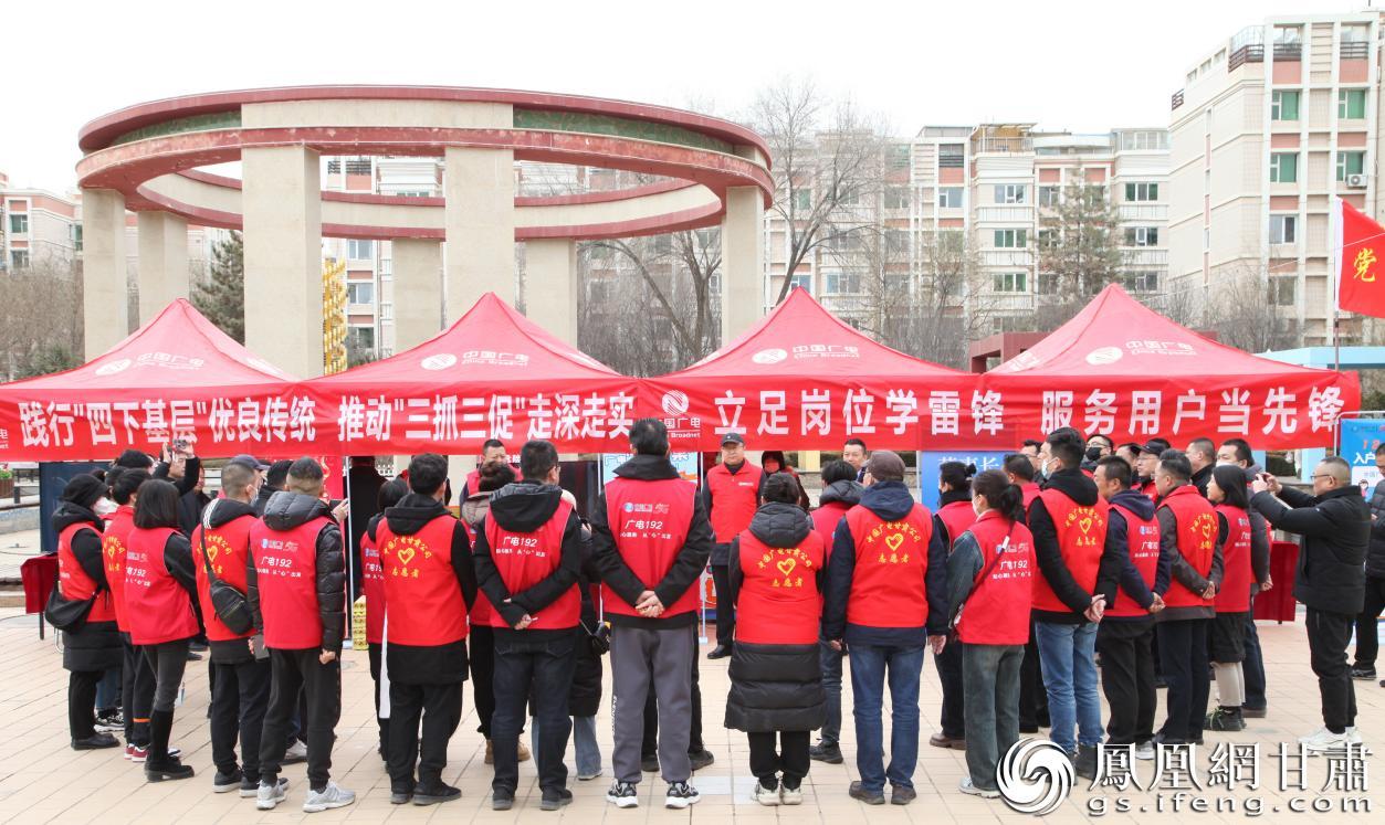 中国广电甘肃公司志愿者立足岗位学雷锋，服务用户当先锋。中国广电甘肃公司党委宣传部供图