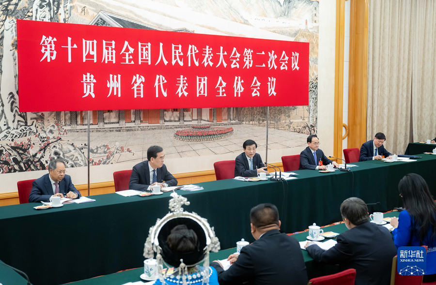 3月5日，中共中央政治局常委、全国政协主席王沪宁来到他所在的贵州代表团，同代表们一起审议政府工作报告。新华社记者 翟健岚 摄