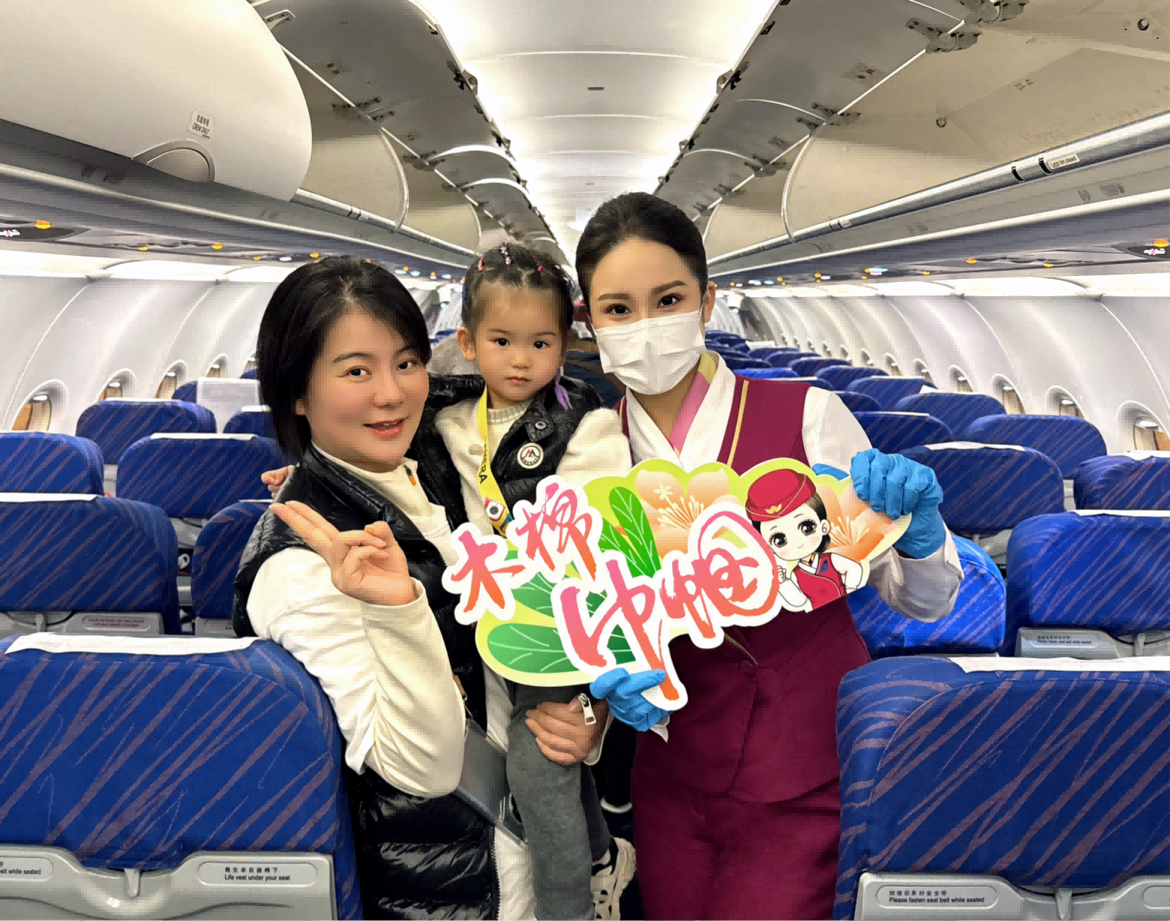 万米高空祝芳华——南航海南分公司举办“木棉巾帼”主题航班活动
