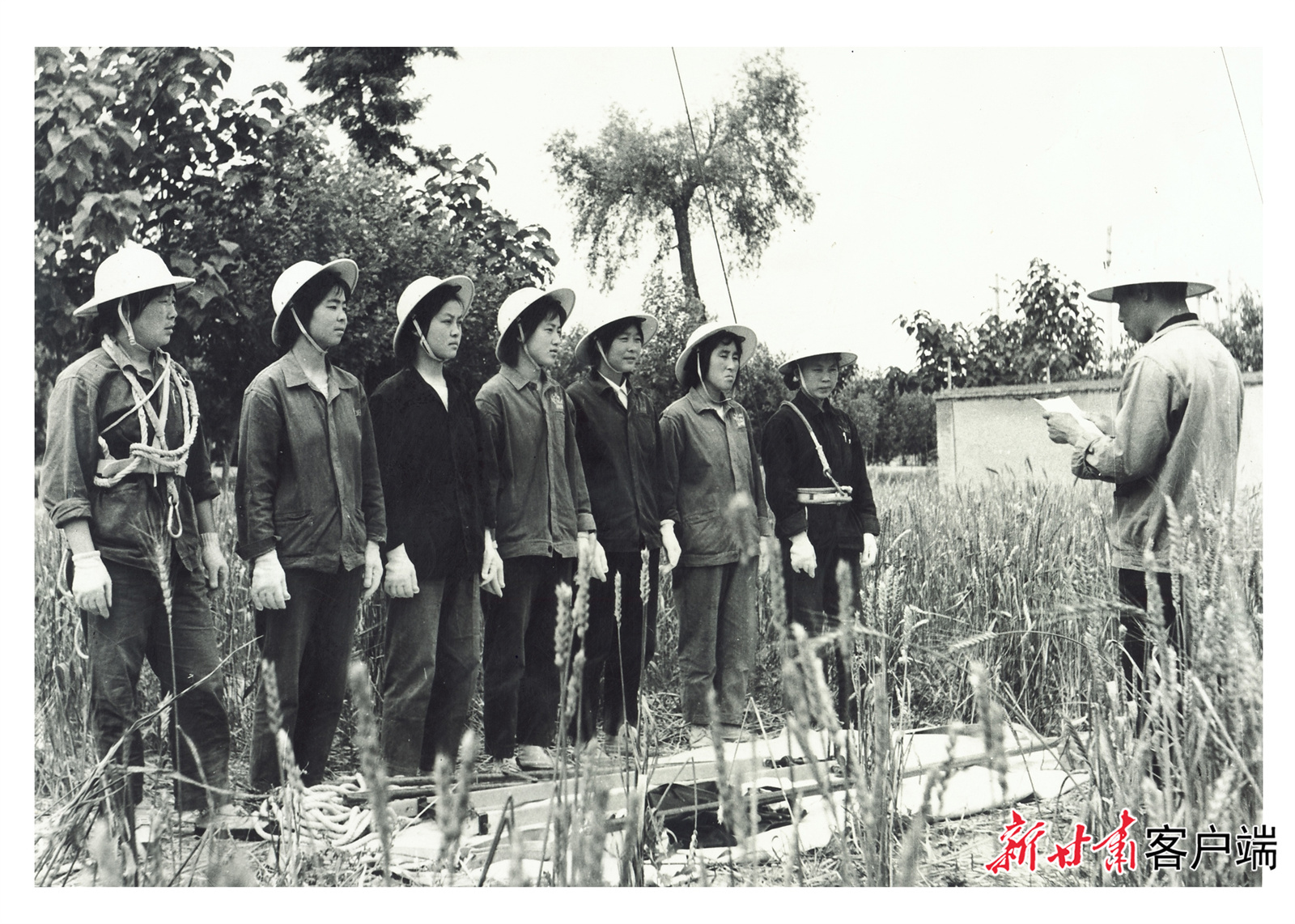 天水“三八”女子带电作业班整装待发,照片摄于1976年。（左起：赵红菊、辛天梅、赵玲霞、龚运文、张红霞、邓引娣、林春燕）