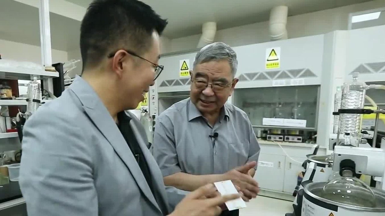 郝小江院士深耕植物天然产物研究，研发出远高于临床标准的抗艾滋病新药