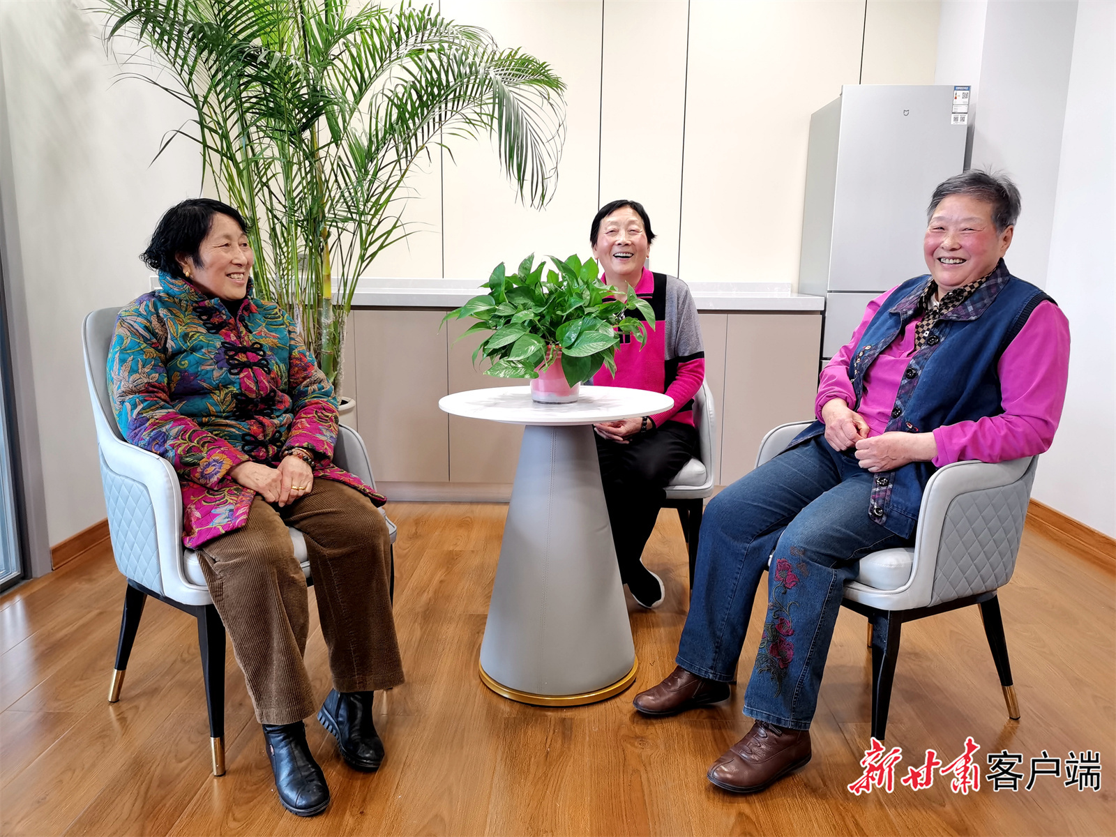 左起：邓引娣、赵红菊、张红霞，三姐妹在追忆年轻时的激情岁月。　新甘肃&middot;甘肃日报记者　王占东　 摄