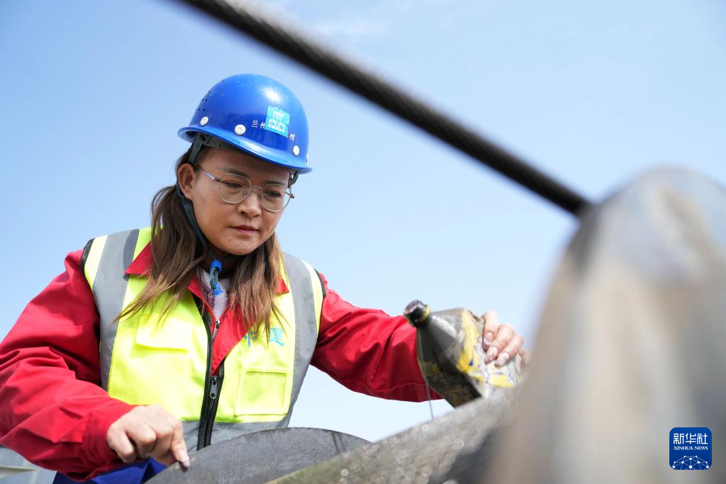 3月6日，在中建三局兰州大学榆中校区项目建设工地，王甜甜对塔吊进行作业前检查。