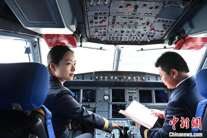 探访"90后"女机长的日常工作凤凰网宁波_凤凰网