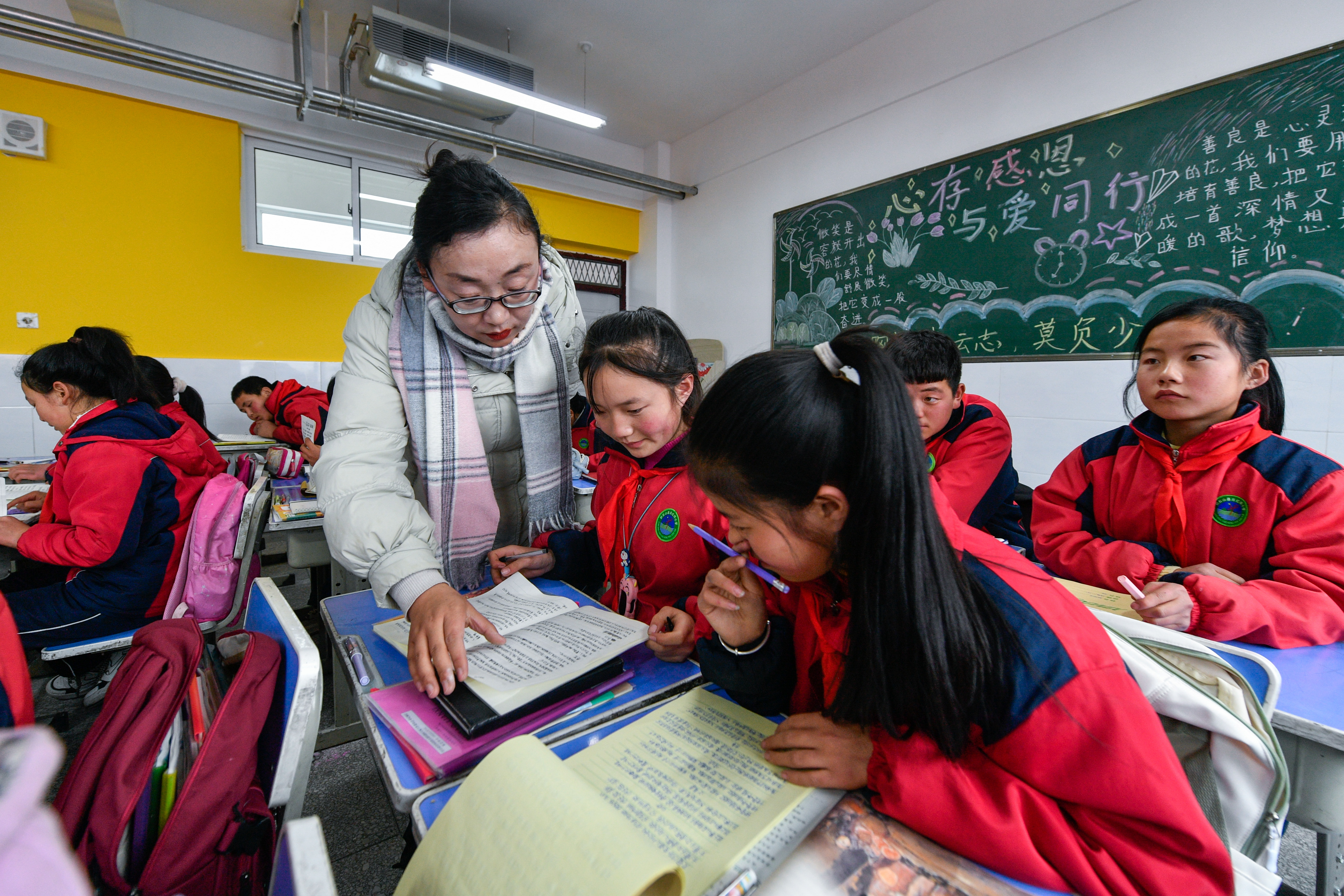 2月26日,积石山地震灾区中小学校全部如期开学。新华社发