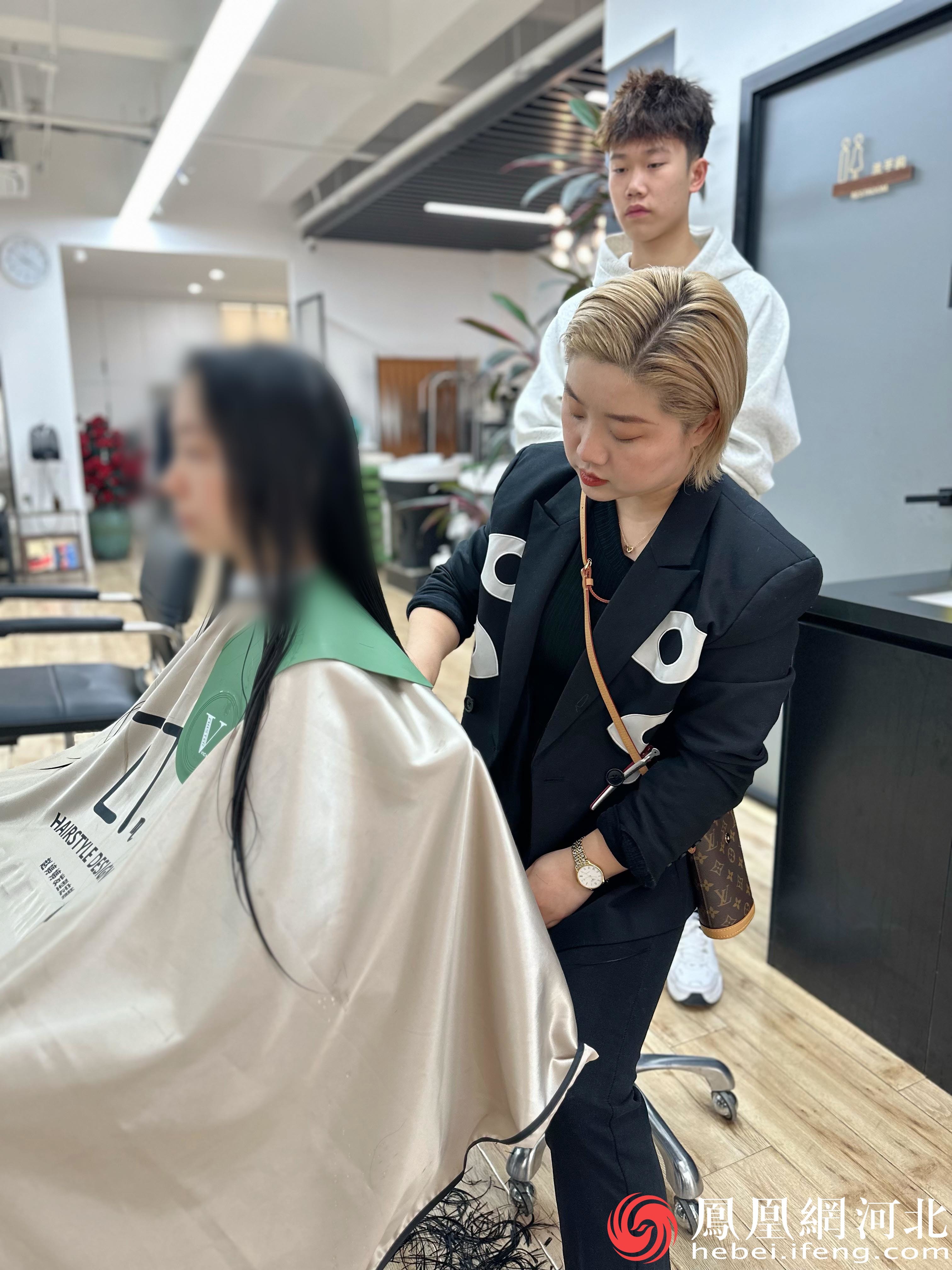 赵婷婷会从日常生活的角度为顾客打造最适合她的发型