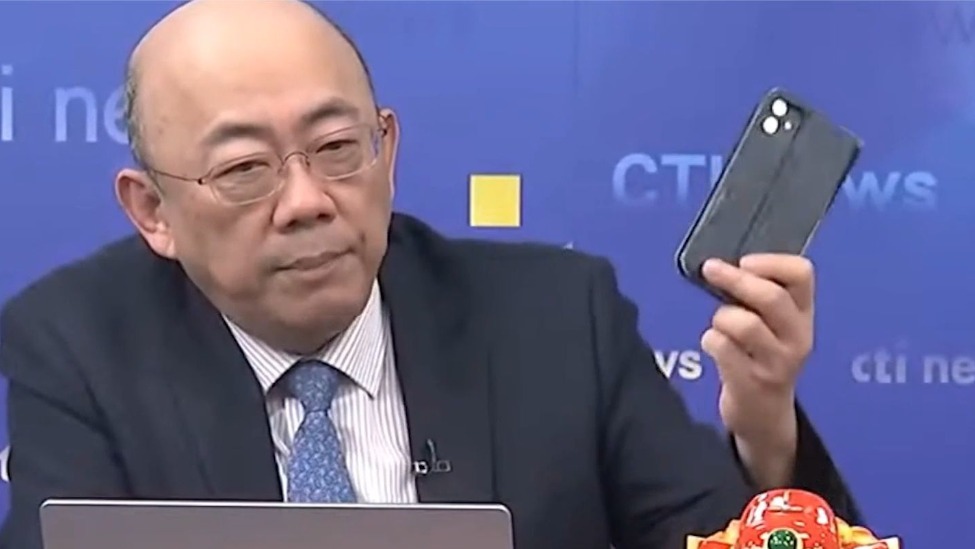 雷蒙多称中方能让在美的中国汽车同时熄火，郭正亮：苹果手机呢？