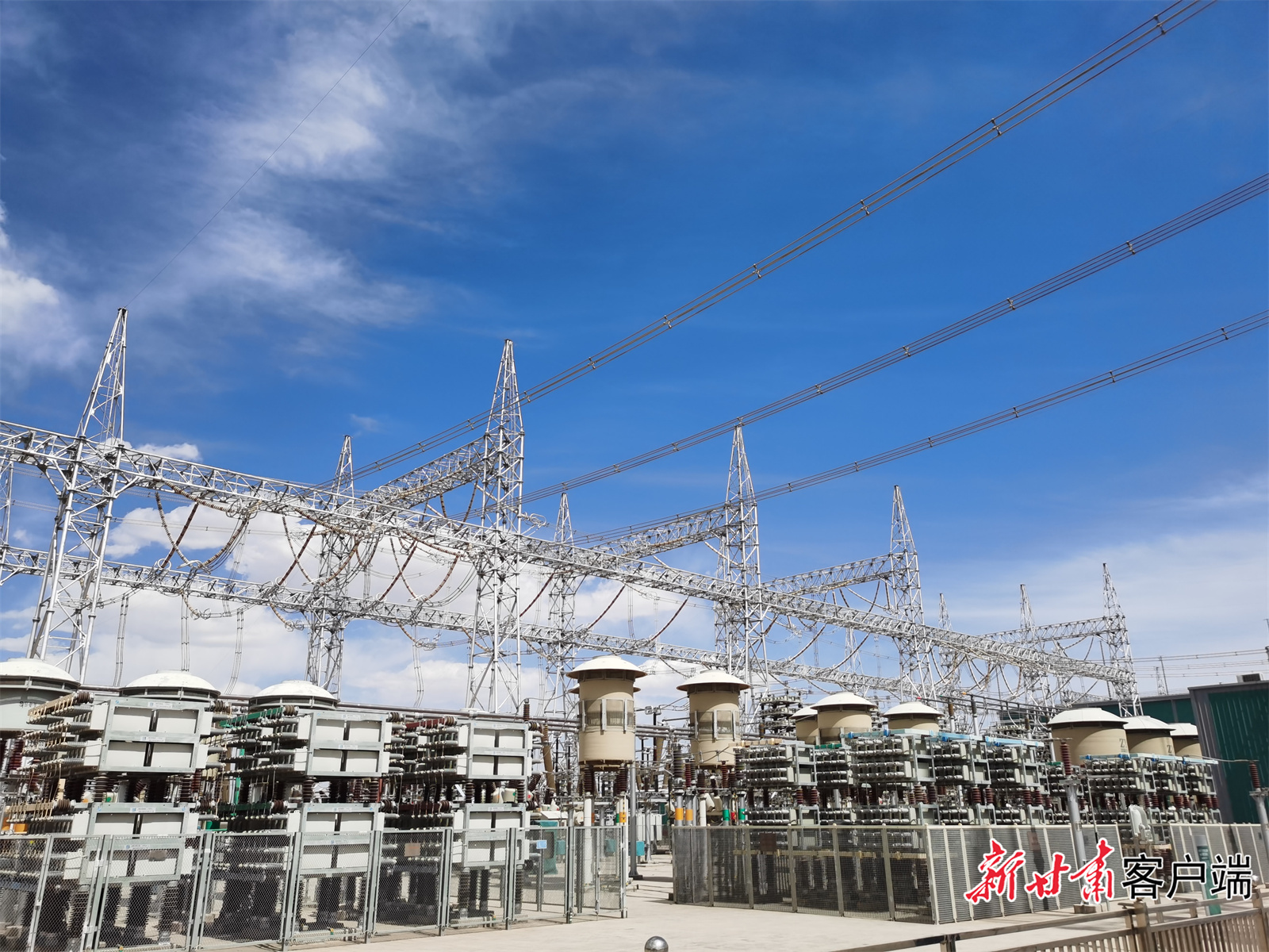 祁韶直流瓜州祁连换流站内的变电设备　新甘肃&middot;甘肃日报记者　王占东　摄