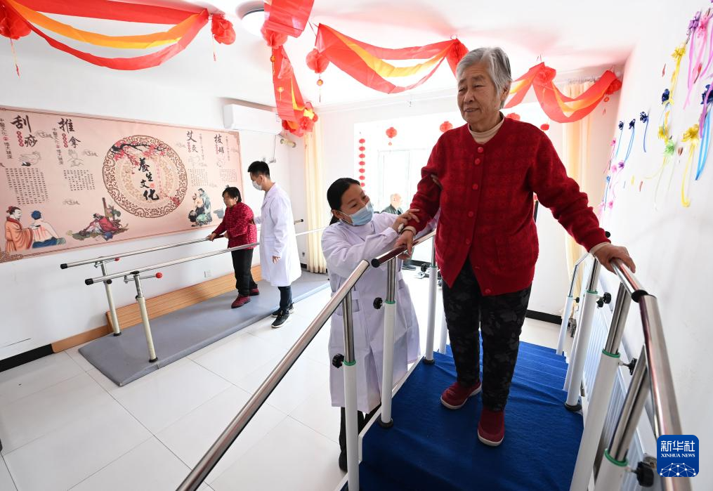 2月29日，在香河县安平镇运河新村医养中心，老年人在进行康复训练。