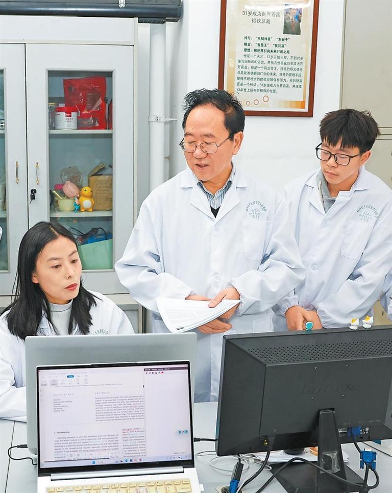 柴守玺（中）指导学生做科研　新甘肃&middot;甘肃日报记者　田蹊