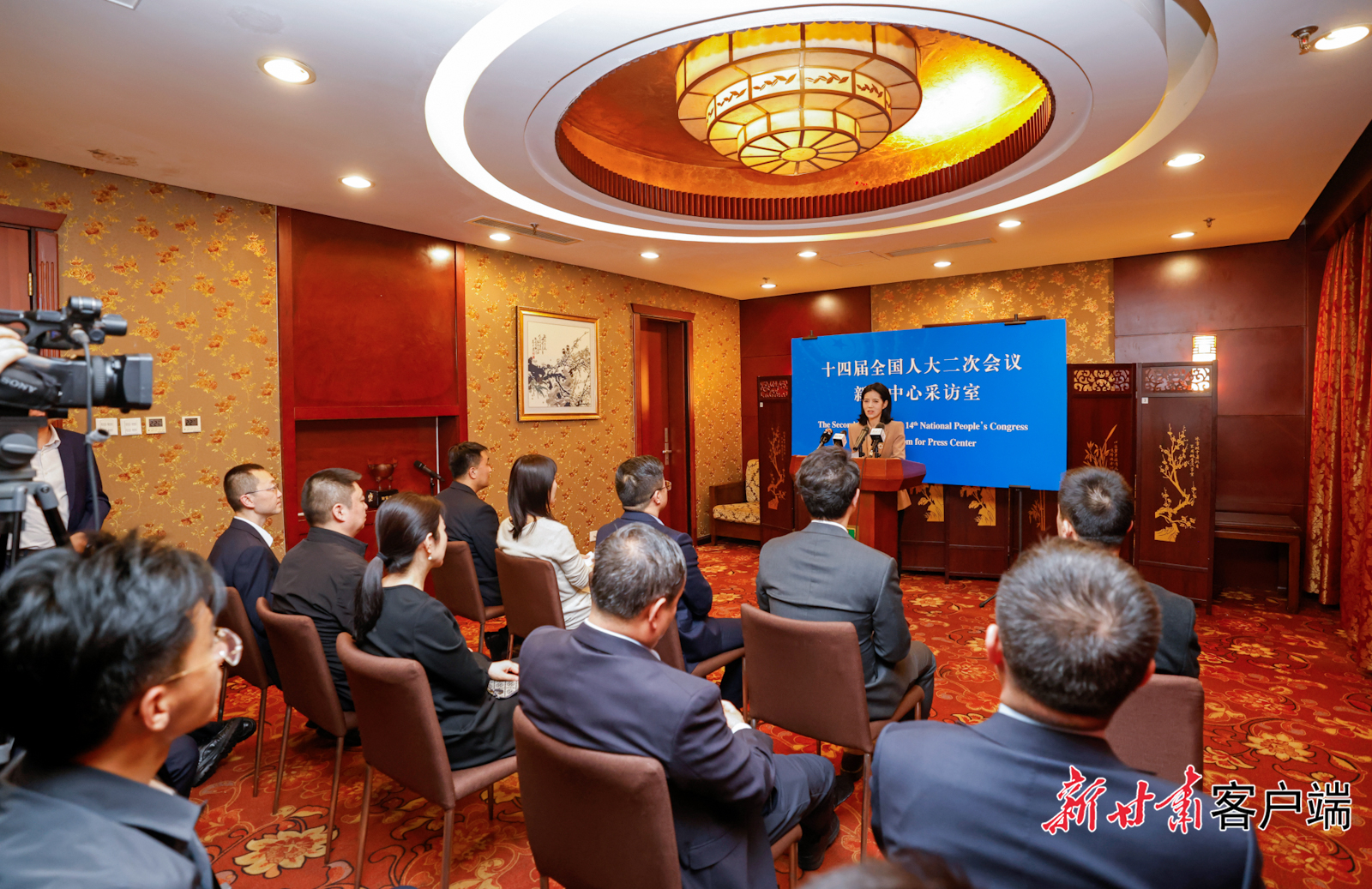 3月6日晚，十四届全国人大二次会议甘肃代表团在驻地举行首场新闻会。新甘肃&middot;甘肃日报记者　孟捷
