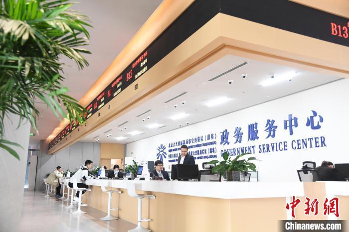 图为廊坊国际现代商贸物流CBD政务服务中心内，企业正在办理业务。(资料图) 刘向 摄