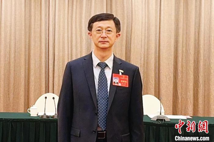 图为全国人大代表，国网江西省电力有限公司总经理、党委副书记刘勇正在参加全国两会。受访者供图