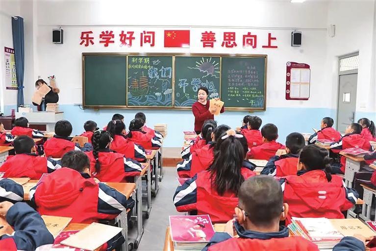 开学第一天，瑞岭名郡学校各班级开展“开学第一课”主题班会。