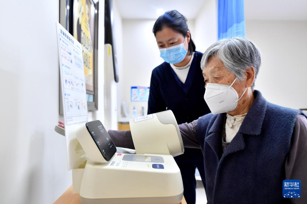 2月28日，一名老人在香河县大爱书院养老中心测量血压。目前，该中心有600余名老人入住，其中约90%的老人来自北京。
