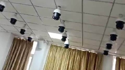 河北一学校教室每人头顶一个专属摄像头学生太有压迫感了