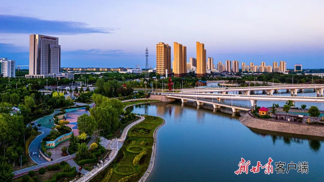 庆阳市西峰区南湖公园色彩斑斓,景色宜人.