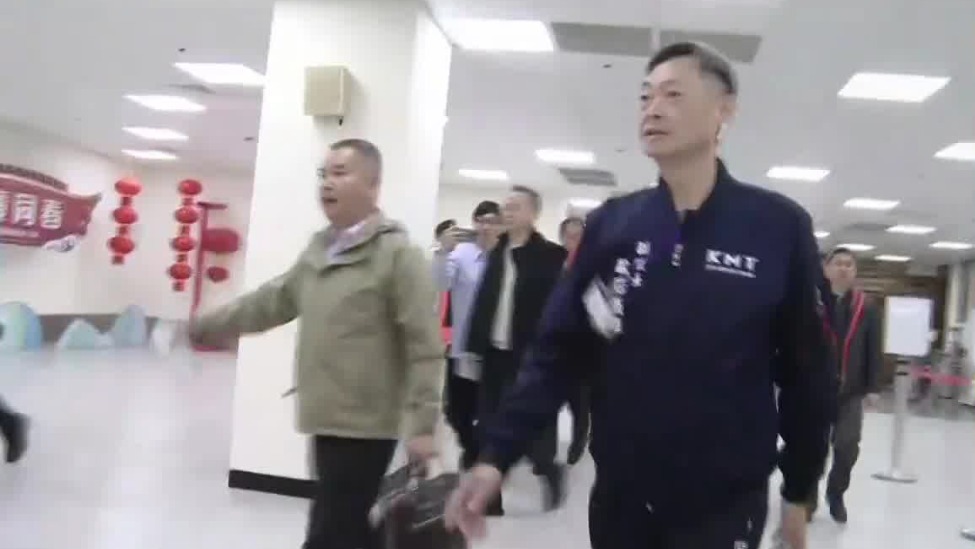 撞船事件大陆遇难者家属愤而离开金门，祭拜时痛哭失声：无法将遗体带回