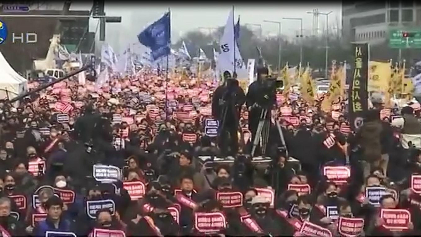 韩国上万人首尔集会抗议医学院扩招