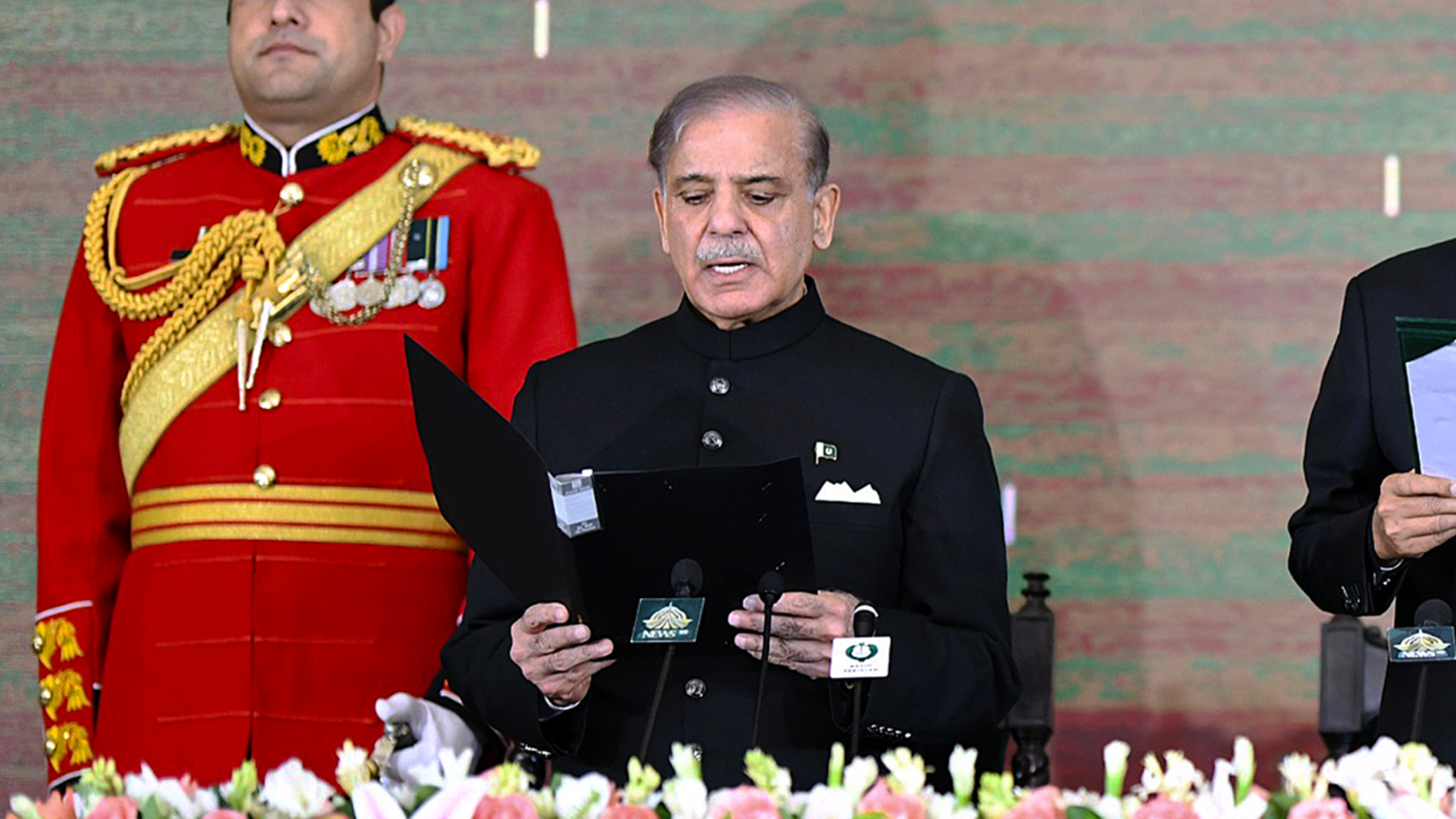 巴基斯坦新当选总理夏巴兹宣誓就职