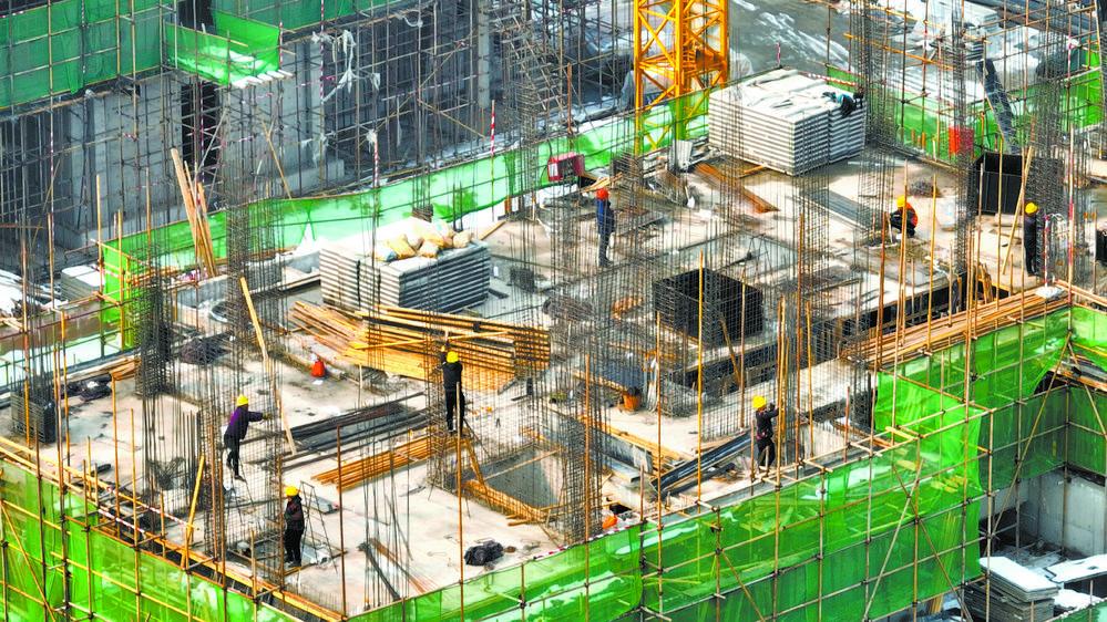 太平河片区建设项目,工人们正在加紧施工。