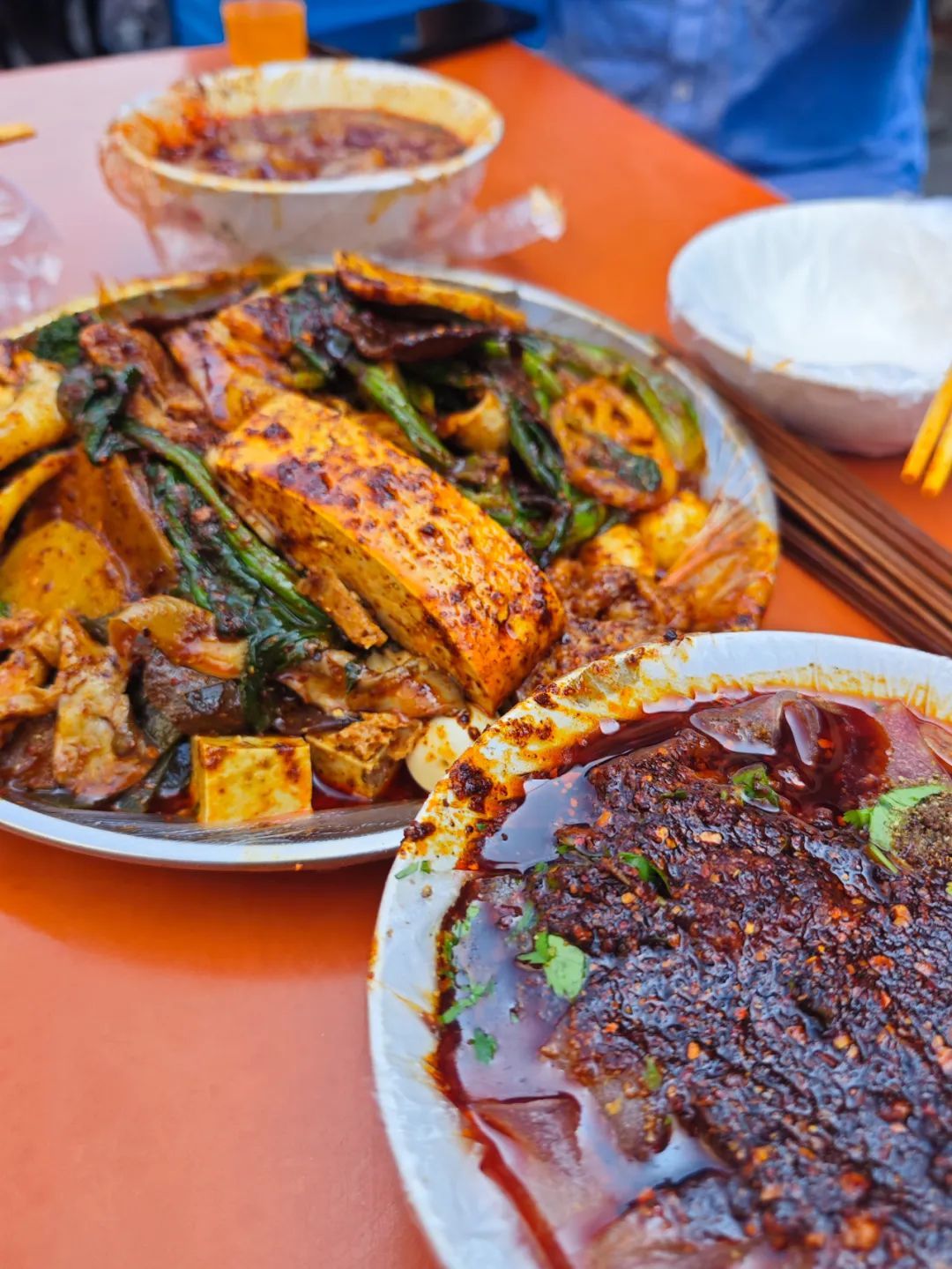 △甘肃麻辣烫，既有干拌的甜咸香，也有红汤的鲜爽。摄影/亮亮亮起来