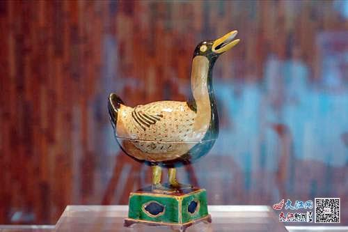 景德镇御窑博物院院藏一级文物“明成化素三彩鸭形香薰”。邬强摄