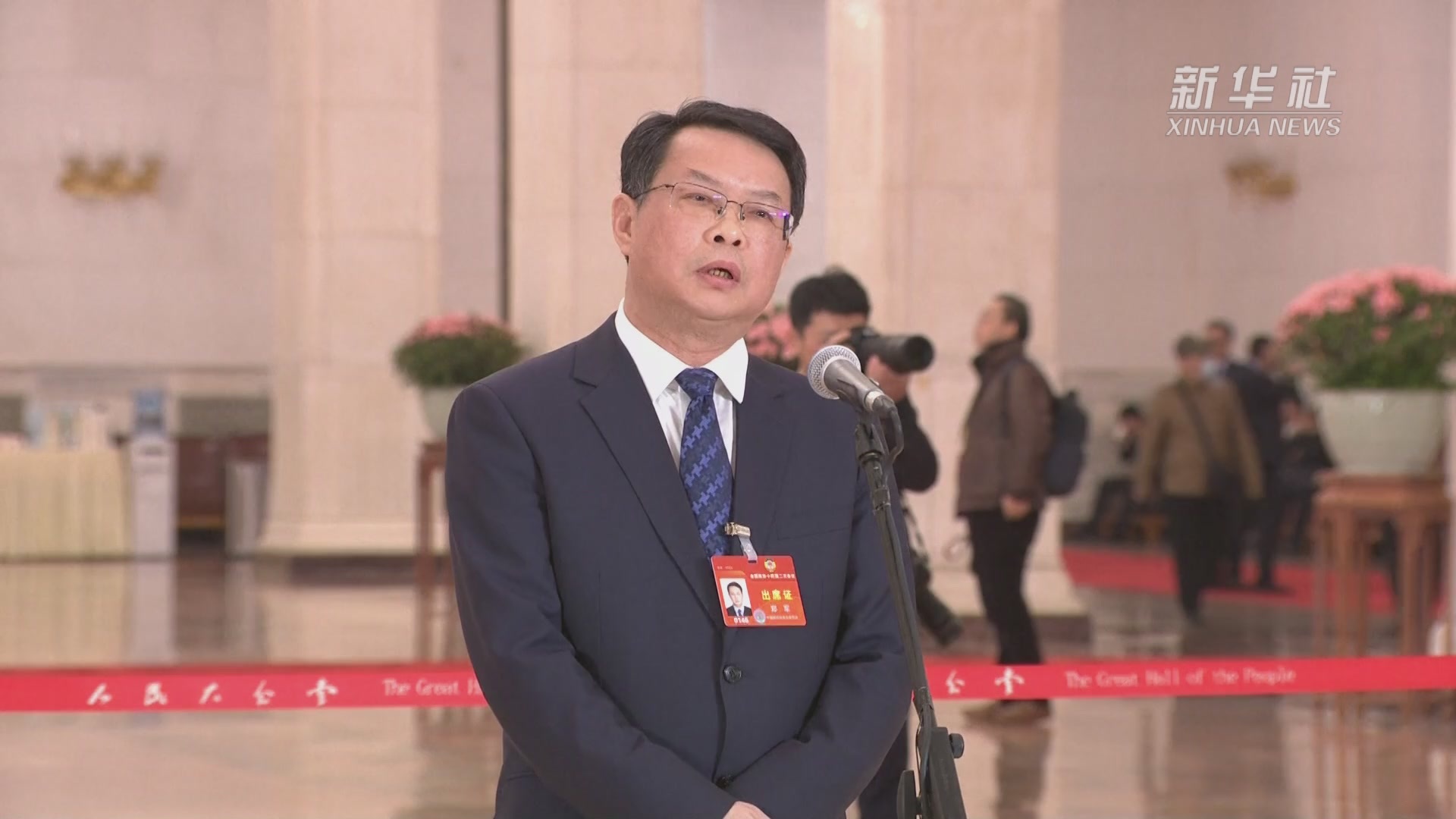 两会速递郑军委员要用好教育培养好老师