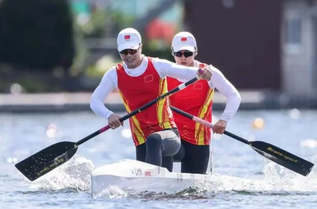 ▲徐诗晓（前）/孙梦雅在2023皮划艇静水世锦赛比赛中。