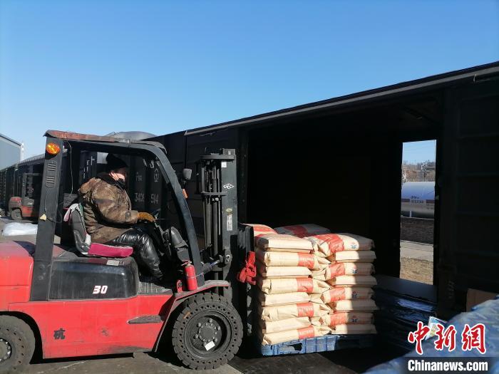 图为工人正在进行装箱作业。谢立 摄