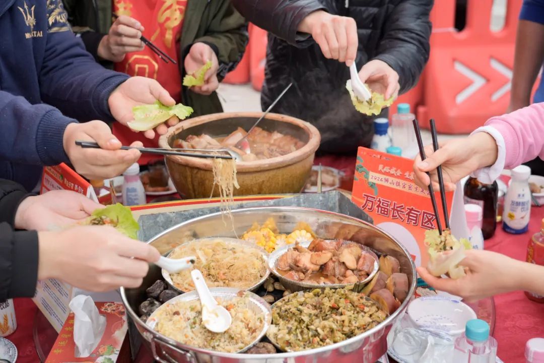 把酸菜炒蚬肉、茨菇煮猪肉、粉丝虾米等包到生菜中，就是一个“生菜包”。